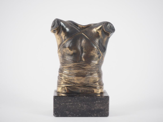 Vente aux enchères Igor MITORAJ. "Armour (cuirasse)" Sujet en bronze signé et numéroté. H