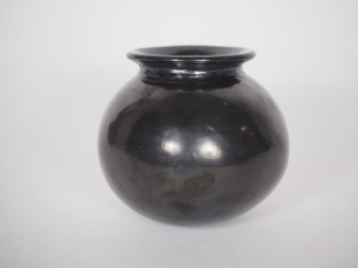 Vente aux enchères DONA ROSA. Vase en céramique noire. Signée. H. 12 cm.