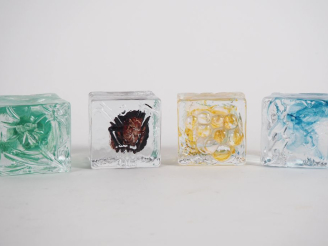 Vente aux enchères Suite de quatre presse-papiers en verre à décor mêlé polychrome abstra