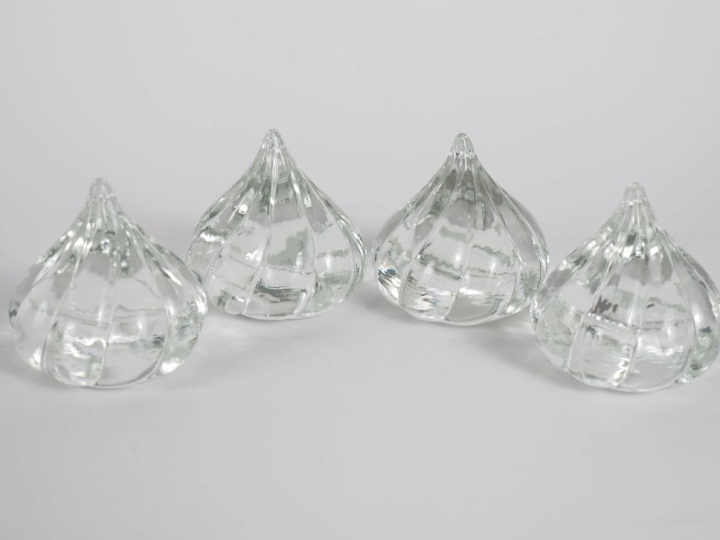 Suite de quatre presse-papiers en verre moulé en forme de bulbe. H. 7,