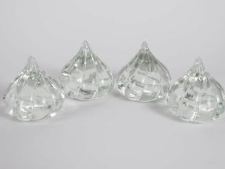Vente aux enchères Suite de quatre presse-papiers en verre moulé en forme de bulbe. H. 7,
