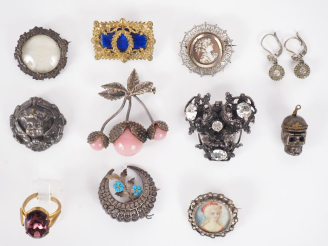 Vente aux enchères Ensemble de 11 différents bijoux fantaisie anciens.