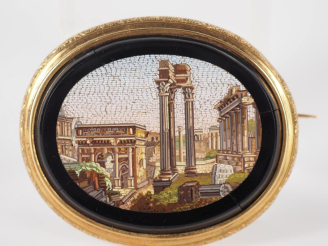 Vente aux enchères Broche 1900 en micromosaïque, "vue de Rome", monture en or jaune 750. 