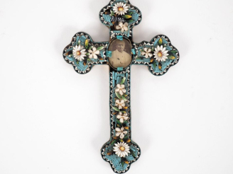 Vente aux enchères Croix en micromosaïque à décor de marguerites et orné d'un portrait du