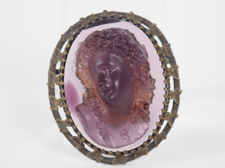 Vente aux enchères Broche 1900 en pâte de verre figurant un profil de jeune femme en reli