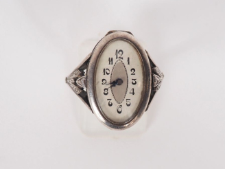 Vente aux enchères Bague de style Art Déco en argent bas-titre, ornée d'un cadran de mont