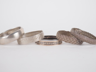 Vente aux enchères 5 Différents bracelets en argent. Poinçonnés. Poids. 123 g.