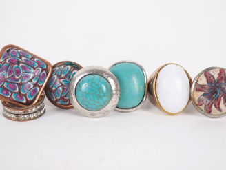 Vente aux enchères Ensemble de bijoux fantaisie : 18 bagues ou broches.