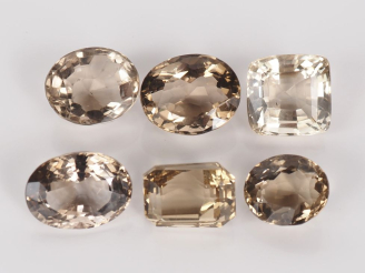 Vente aux enchères 6 différents cabochons de verre taillé à l'imitation du diamant.