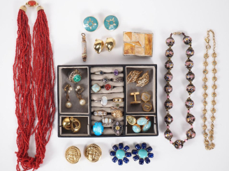 Vente aux enchères Ensemble de bijoux fantaisie, en métal doré ou argenté, argent, pierre