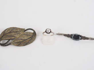 Vente aux enchères 3 bijoux fantaisie, montures en argent 925 : deux broches et une bague