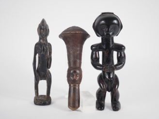 Vente aux enchères Deux différentes statuettes africaines en bois sculpté et bois laqué. 
