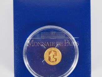 Vente aux enchères MONNAIE DE PARIS. Pièce de 5 euros en or 999 BE 2007, N° 00556. Diam. 