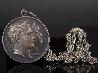 Vente aux enchères Médaille en bronze argenté figurant Napoléon et Louise d'Autriche de p