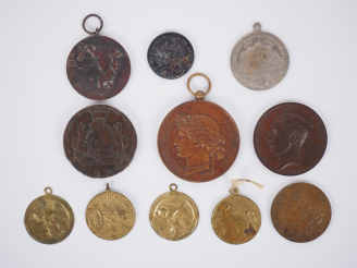 Vente aux enchères 11 différentes médailles ou jetons en bronze ou métal patiné. Diam. De
