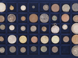 Vente aux enchères Collection de 39 pièces et médailles anciennes en bronze, argent, méta
