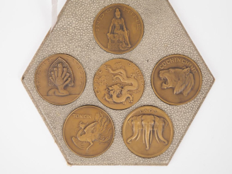 Vente aux enchères Coffret contenant 6 médailles en bronze à l'effigie du Laos, de l'Indo