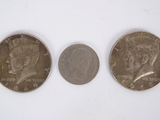 Vente aux enchères 2 pièces de 1/2 dollar en argent 1965 et 1968.  1 pièce de 1 Franc Bel