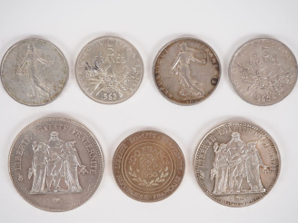 Vente aux enchères 7 différentes pièces en argent :  - 4 pièces de 5 francs semeuse  - 1 