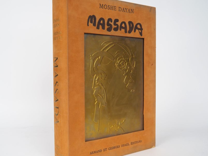 [MORETTI]. DAYAN (Moshé). MASSADA, la victoire des vaincus. P., George