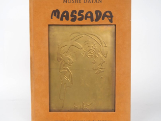 Vente aux enchères [MORETTI]. DAYAN (Moshé). MASSADA, la victoire des vaincus. P., George