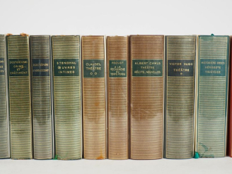 Vente aux enchères La Pléïade. Lot de 10 volumes : - Historiens grecs. 1 vol. - DOSTOÏEVS