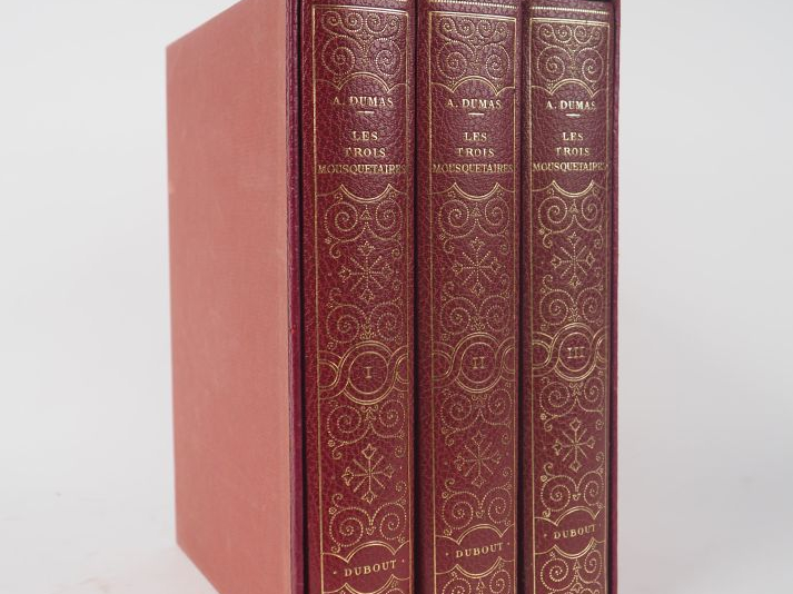 Alexandre DUMAS. Les trois mousquetaires, illustrations de DUBOUT. 3 v