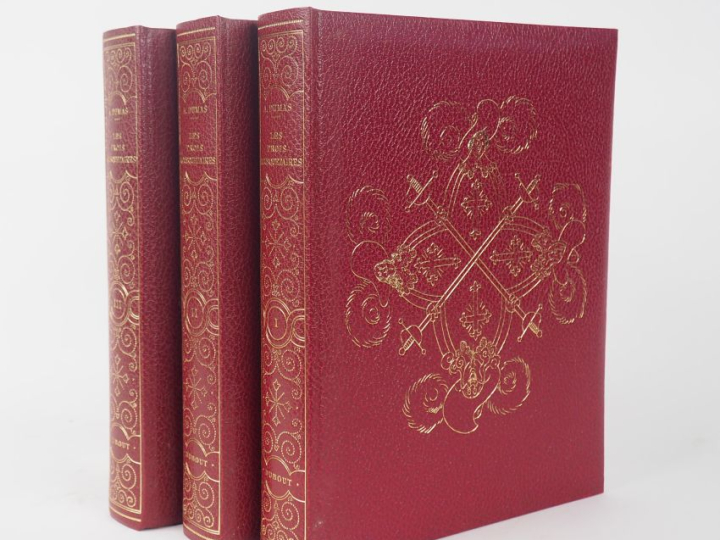 Alexandre DUMAS. Les trois mousquetaires, illustrations de DUBOUT. 3 v