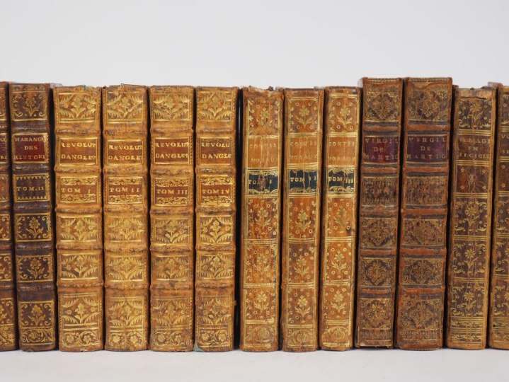 Lot de livres comprenant 13 volumes : - Histoire des révolutions d'Ang