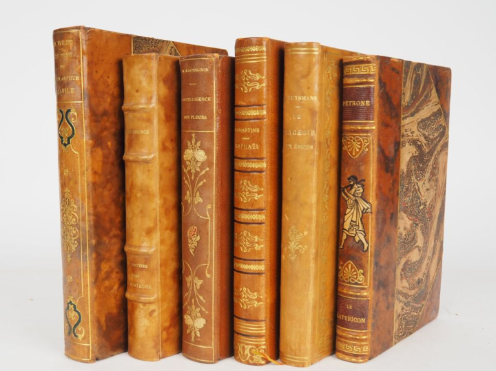 Lot de livres comprenant 6 volumes : - J.-K. HUYSMANS. Le drageoir aux