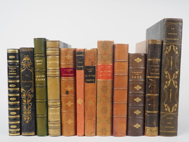 Lot de livres comprenant 12 volumes : - George SAND. La mare au diable