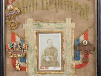 Vente aux enchères Souvenir du service militaire. Broderie encadrée, avec trois breloques