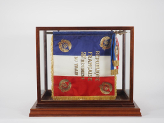 Vente aux enchères Drapeau commémoratif de bureau du 519e régiment du train, offert par l