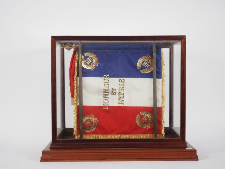 Drapeau commémoratif de bureau du 519e régiment du train, offert par l