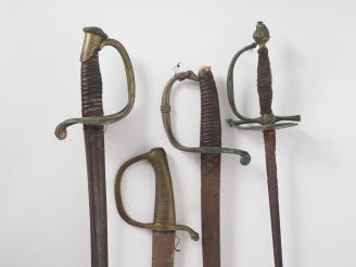Vente aux enchères Quatre armes diverses :  -Épée d’uniforme, vers 1790. Pommeau au bonne
