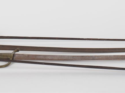 Quatre armes diverses :  -Épée d’uniforme, vers 1790. Pommeau au bonne