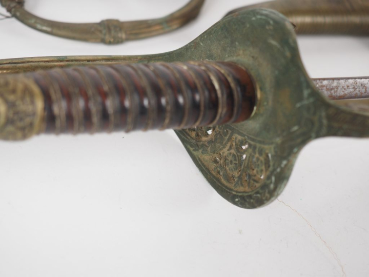 Quatre armes diverses :  -Épée d’uniforme, vers 1790. Pommeau au bonne