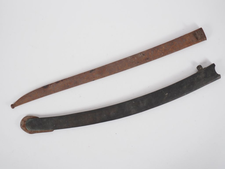 Ensemble comprenant : -Une bouterole en laiton de sabre de hussard An 