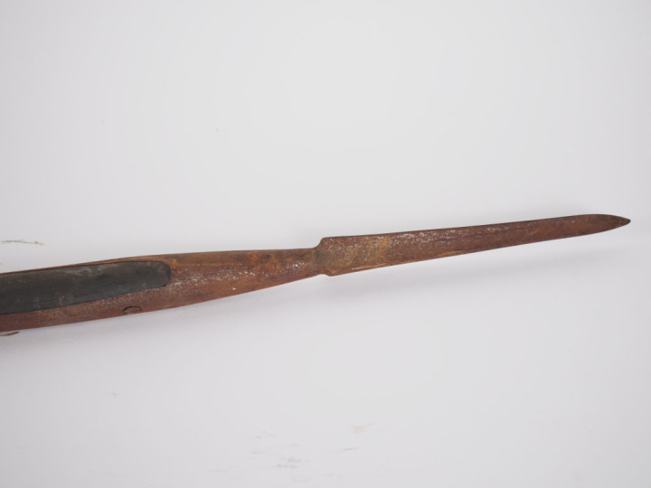 Deux pointes d’armes d’Hast :  -Pointe de lance modèle 1823. Partie ha