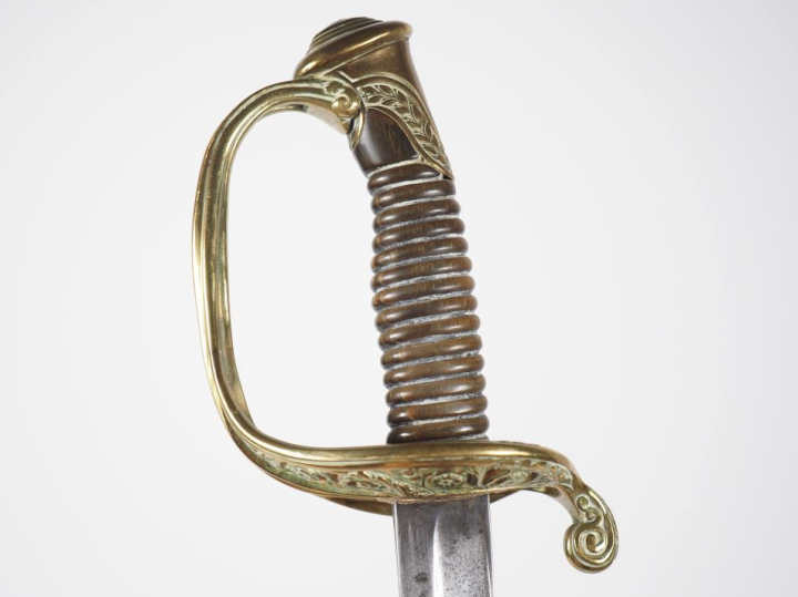 Deux armes blanches :  -Sabre d’officier d’infanterie modèle 1855. Poi