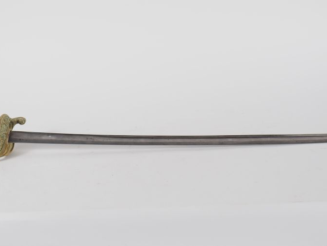 Deux armes blanches :  -Sabre d’officier d’infanterie modèle 1855. Poi