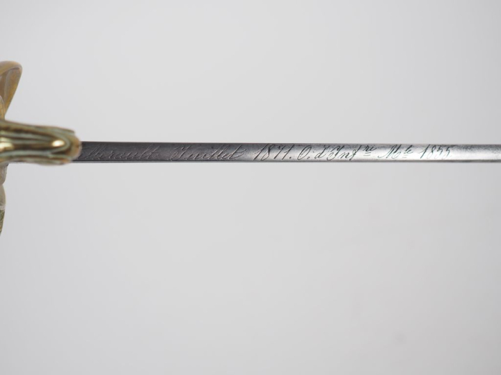 Deux armes blanches :  -Sabre d’officier d’infanterie modèle 1855. Poi