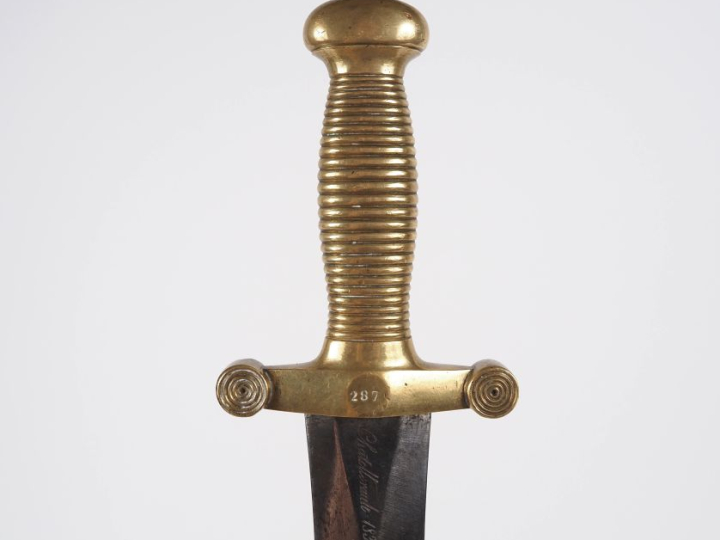 Deux armes blanches :  -Sabre d’officier d’infanterie modèle 1855. Poi