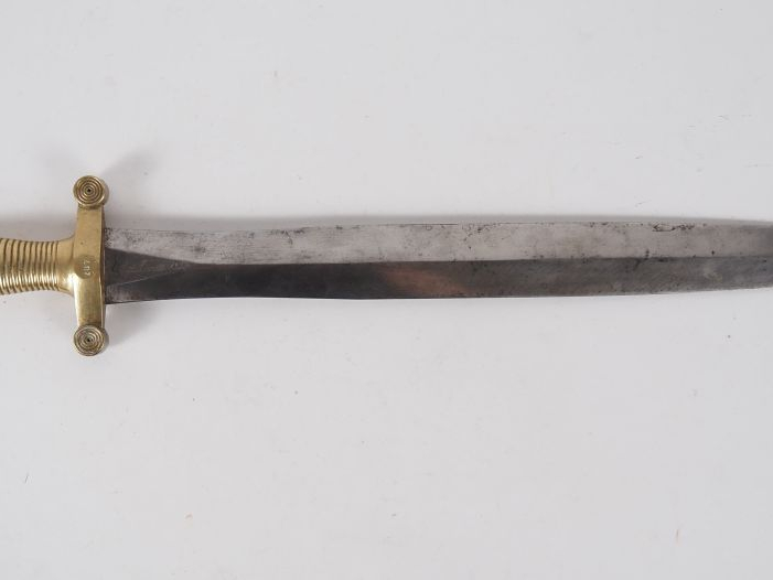 Deux armes blanches :  -Sabre d’officier d’infanterie modèle 1855. Poi