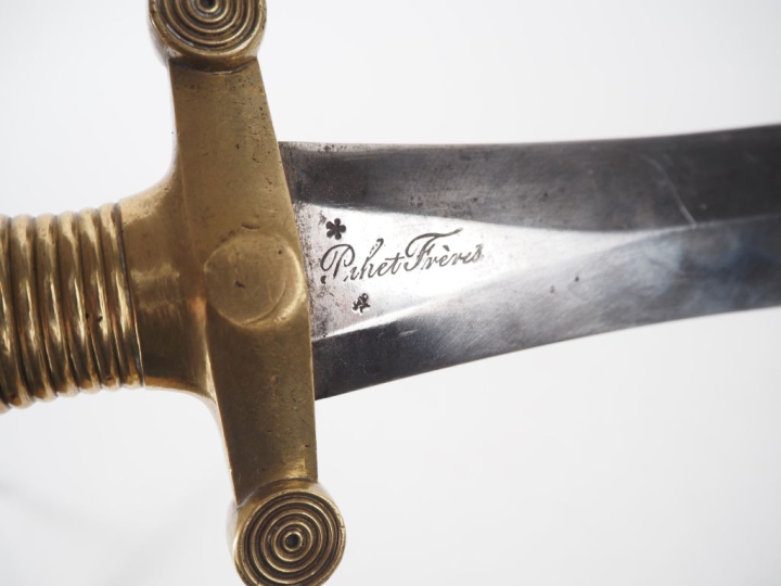 Deux armes blanches :  -Sabre d’officier d’infanterie modèle 1855. Poi