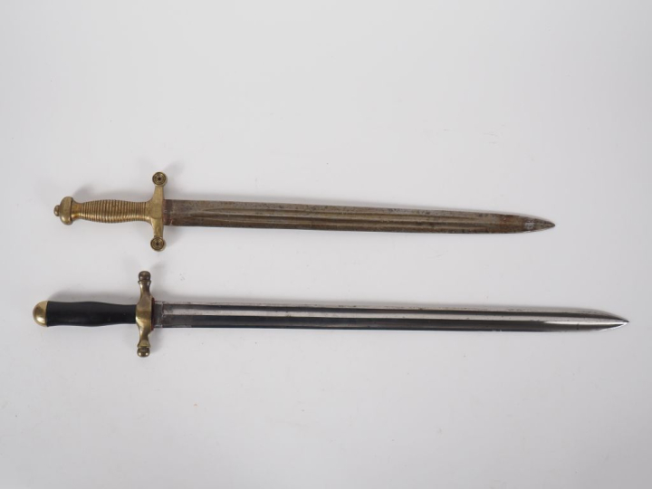Deux glaives :  -d’administration ou de la police des chemins de fer. 