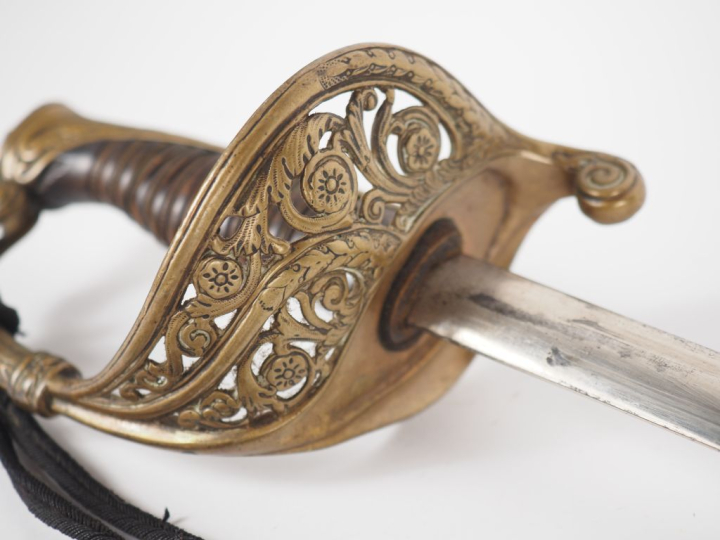 Sabre d’officier d’infanterie type 1855.  Poignée en corne avec double