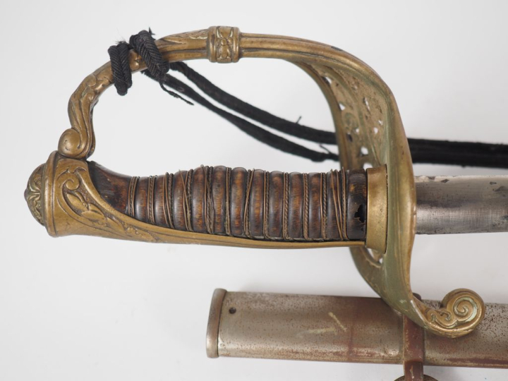 Sabre d’officier d’infanterie type 1855.  Poignée en corne avec double