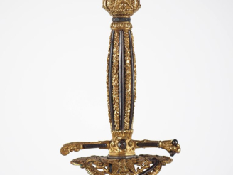 Vente aux enchères Épée de magistrat.  Monture et fusée en laiton doré et ciselé, enrichi