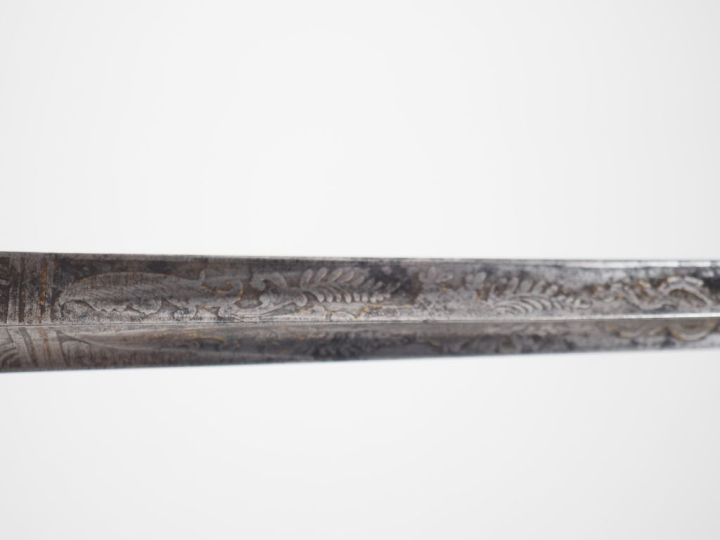 Épée de magistrat.  Monture et fusée en laiton doré et ciselé, enrichi